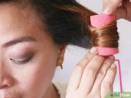 Imagen titulada Use Sponge Rollers Step 12