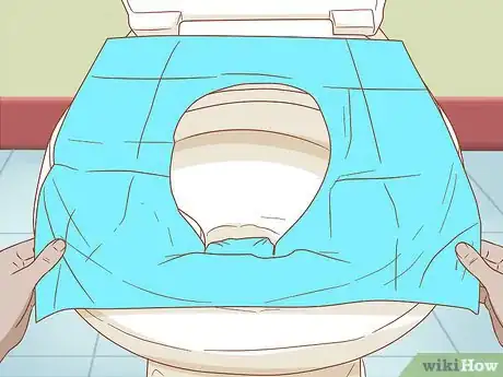 Imagen titulada Use a Toilet Seat Cover Step 3