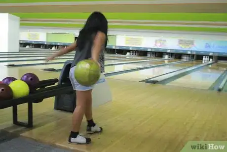 Imagen titulada Pick a Bowling Ball Step 9