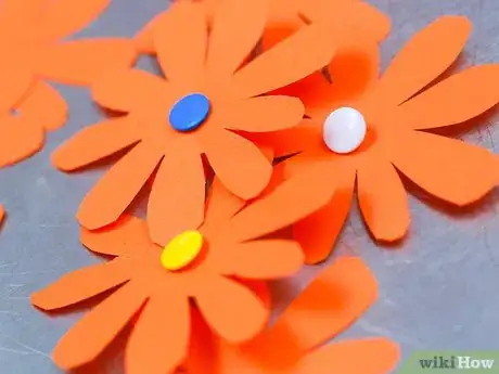 Imagen titulada Make Homemade Paper Flowers Step 3