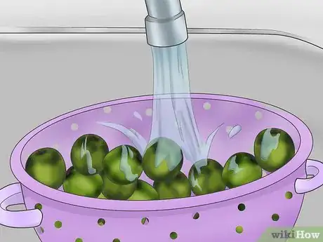 Imagen titulada Eat Kiwi Berries Step 2