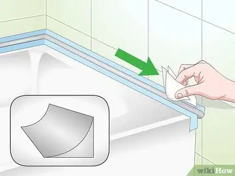 Imagen titulada Caulk a Bathtub Step 11