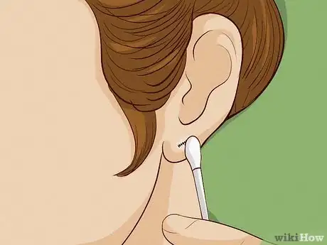 Imagen titulada Close an Earlobe Piercing Step 6