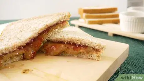 Imagen titulada Make a Peanut Butter and Jelly Sandwich Step 6