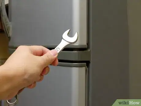 Imagen titulada Remove a Scratch from a Stainless Steel Refrigerator Door Step 10