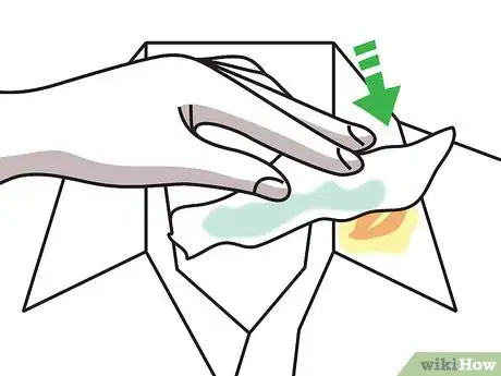 Imagen titulada Get a Makeup Stain out of Clothes Without Washing Step 15