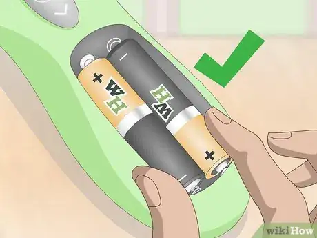 Imagen titulada Put Batteries in Correctly Step 10