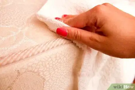 Imagen titulada Remove Blood Stains from a Mattress Step 13