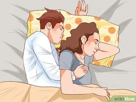 Imagen titulada Avoid Trapping Your Arm While Snuggling in Bed Step 3