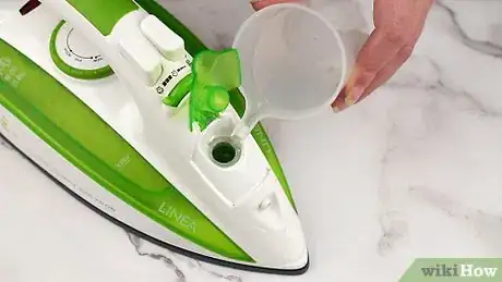 Imagen titulada Clean the Steam Iron and Its Base Plate Step 5