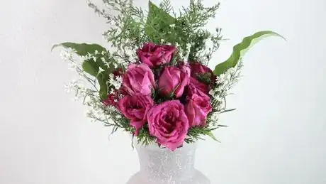 Imagen titulada Arrange a Dozen Roses in a Vase Step 9 preview