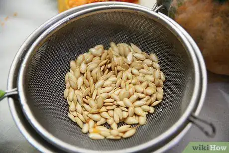 Imagen titulada Clean Pumpkin Seeds Step 9