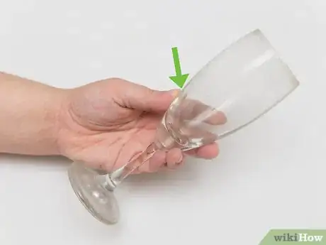 Imagen titulada Clean Wine Glasses Step 1