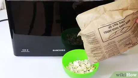 Imagen titulada Make Microwave Popcorn Step 15