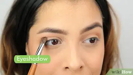 Imagen titulada Make Cat Eyes With Eyeliner Step 1