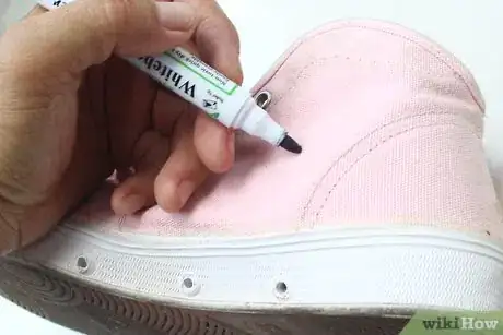 Imagen titulada Paint Fabric Shoes Step 6