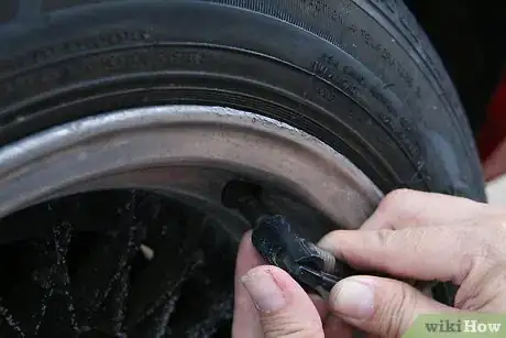 Imagen titulada Check and Add Air to Car Tires Step 11