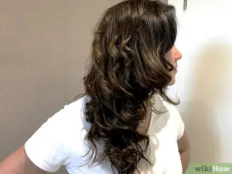 Imagen titulada Style Wavy Hair Step 17