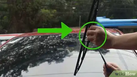 Imagen titulada Change the Wiper Blades on Your Car Step 1