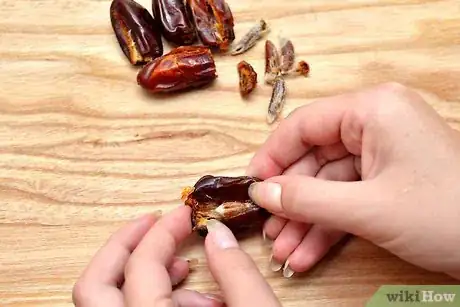 Imagen titulada Make Chocolate Dipped Stuffed Dates Step 1