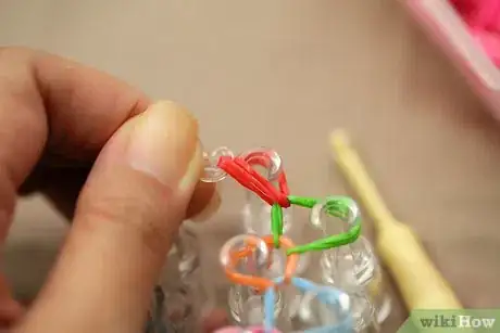 Imagen titulada Make a Rainbow Loom Bracelet Step 9