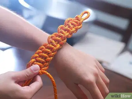 Imagen titulada Make a Paracord Bracelet Step 23