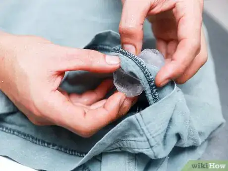 Imagen titulada Remove Chewing Gum from Cotton Step 1