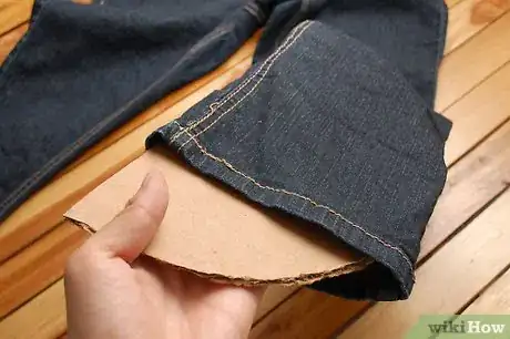 Imagen titulada Distress Jeans with a Razor Step 3