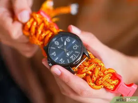 Imagen titulada Make a Paracord Bracelet Step 33