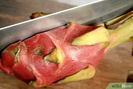 Imagen titulada Cut Dragon Fruit Step 1