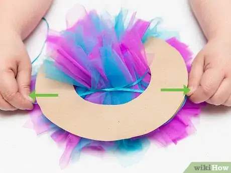 Imagen titulada Make Tulle Pom Poms Step 16