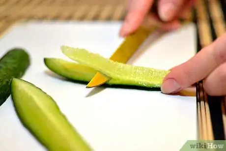 Imagen titulada Peel and Seed a Cucumber Step 10