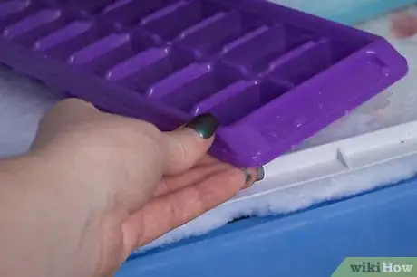 Imagen titulada Make Ice Cubes with an Ice Tray Step 4