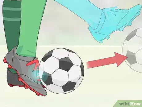 Imagen titulada Shoot a Soccer Ball Step 9