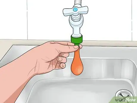 Imagen titulada Fill Up a Water Balloon Step 6