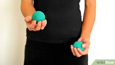 Imagen titulada Juggle Two Balls Step 4