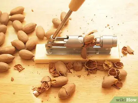 Imagen titulada Shell Pecans Step 7