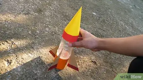 Imagen titulada Make a Baking Soda and Vinegar Rocket Step 6