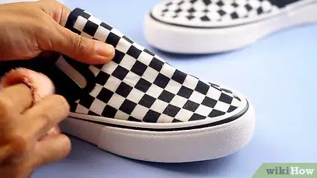 Imagen titulada Wash Black and White Vans Step 4