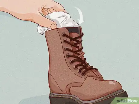 Imagen titulada Break in Your Doc Martens Step 10