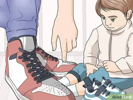 Imagen titulada Get Your Toddler to Wear Shoes Step 8