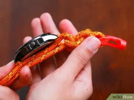 Imagen titulada Make a Paracord Bracelet Step 29