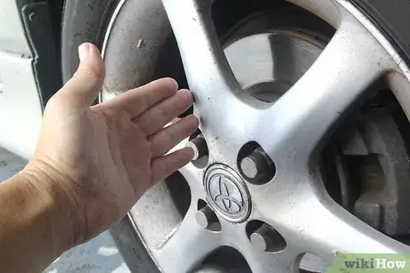 Imagen titulada Remove Brake Dust from Aluminum Wheels Step 3