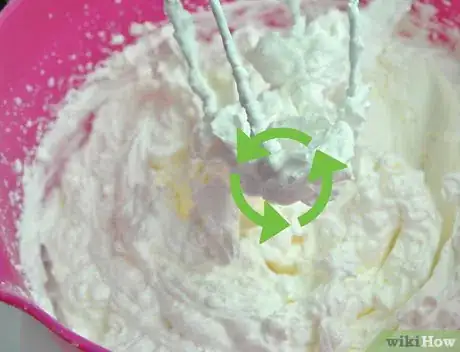 Imagen titulada Decorate a Cake with Whipped Cream Icing Step 5