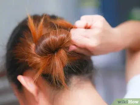 Imagen titulada Do Hairstyles With a Twisty Bump Step 10