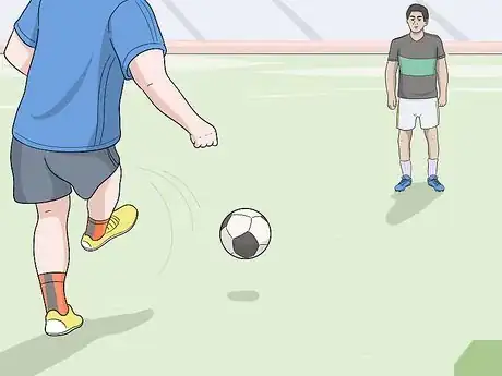 Imagen titulada Pass a Soccer Ball Step 1