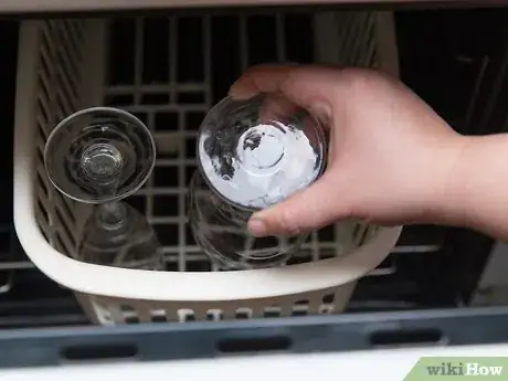 Imagen titulada Clean Wine Glasses Step 14