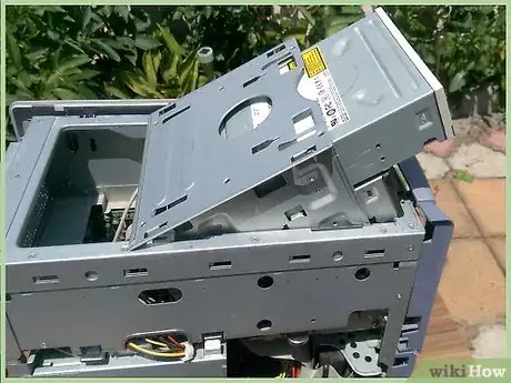 Imagen titulada Install a CD ROM or DVD Drive Step 9