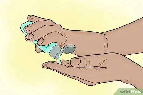 Imagen titulada Use Hand Sanitizer Step 2