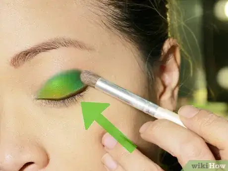 Imagen titulada Do Makeup for Green Eyes Step 20